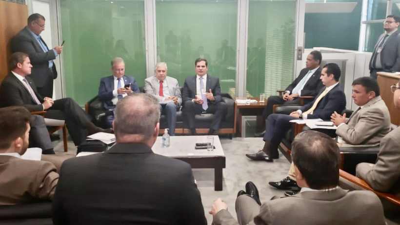 Parlamentares cearenses se reúnem com diretor da Aneel para barrar aumento na tarifa de energia