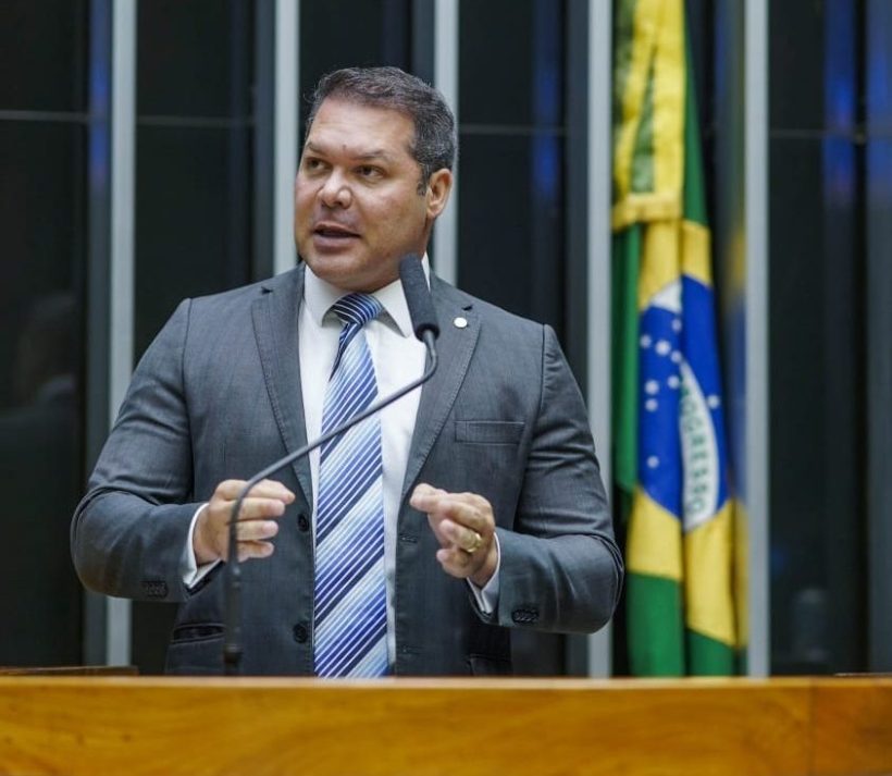 Heitor Freire aciona a justiça contra aumento abusivo na conta de energia