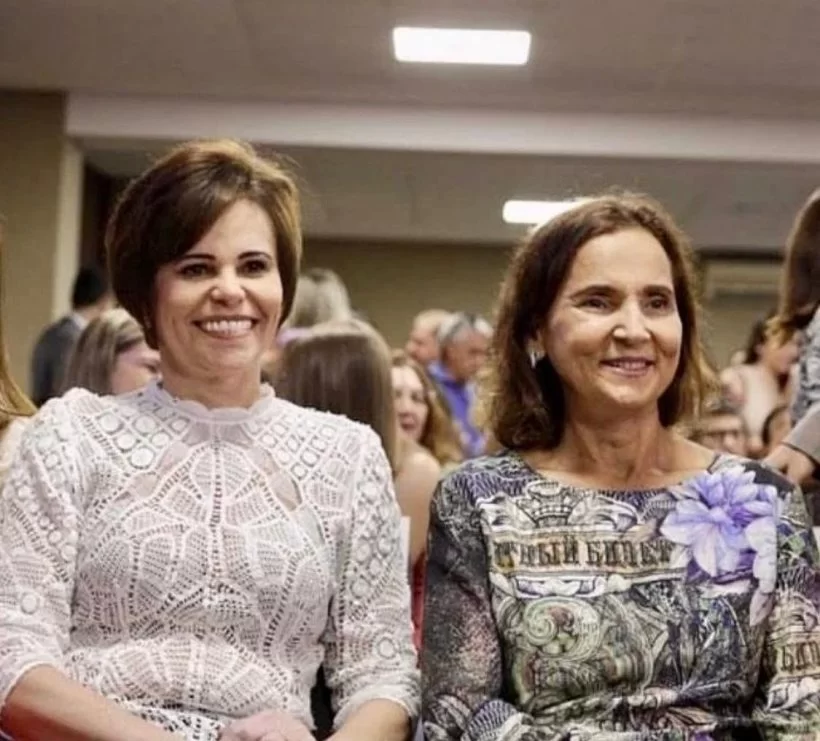 Izolda Cela participa de encerramento de missa em Tauá a convite da prefeita Patrícia Aguiar