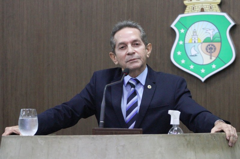 Heitor Férrer encaminha documento para fazer cobranças ao TCE