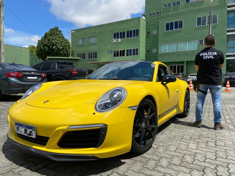 Polícia Civil apreende carros de luxo avaliados em R$ 1,4 milhão