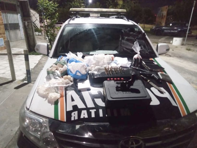 Quatro adultos e um adolescente são presos com oito quilos de drogas e armas