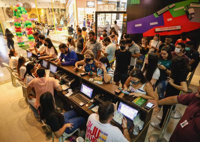 Pessoas comprando ingressos do Festival ExpoCrato 2022. [Foto: Divulgação]