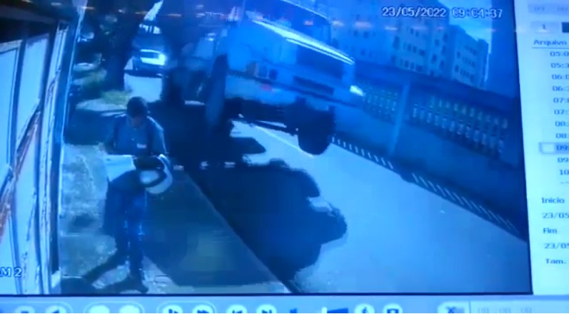 Homem escapa ileso após ser atingido por caminhão em Maracanaú