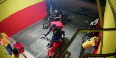 Criminosos assaltam entregadores de comida no bairro Monte Castelo, em Fortaleza. (Foto: reprodução/vídeo)