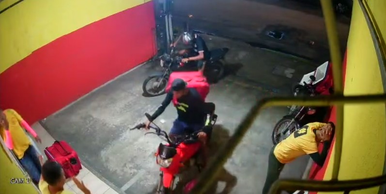 Entregadores são assaltados por dois criminosos enquanto trabalhavam, em Fortaleza