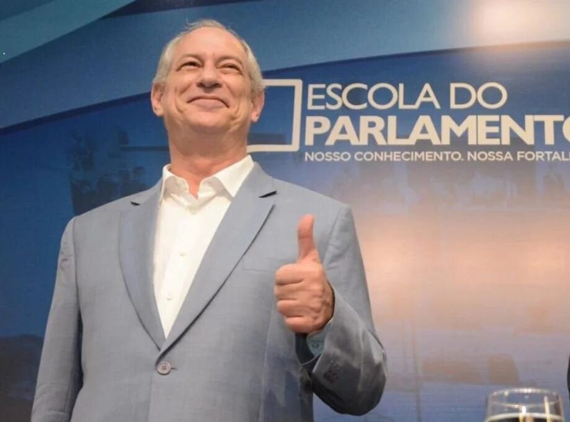 Ciro Gomes vira piada na internet após se transformar em David Bowie em comemoração ao Dia do Rock