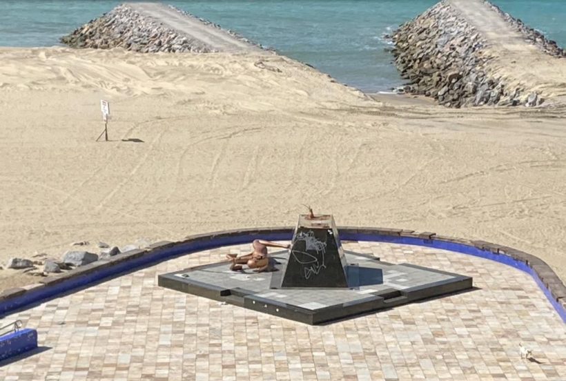 Estátua de Iracema desaba do pedestal e cai no calçadão da Beira-Mar, em Fortaleza