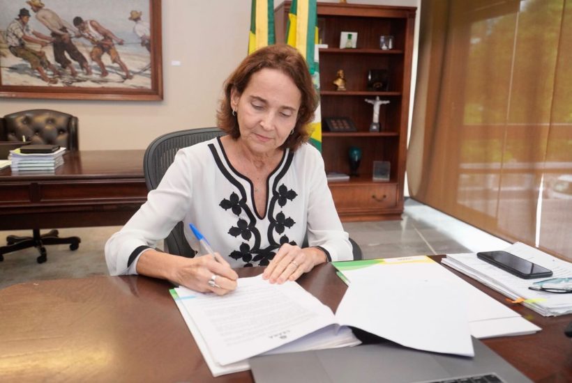 Izolda Cela assina decreto que aumenta prazo de pagamento para as consignações em folha do Estado