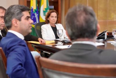 Izolda Cela durante reunião com o Comitê de Estudos de Limites e Divisas Territoriais do Ceará da Assembleia Legislativa (Celditec). (Foto: reprodução/Instagram)