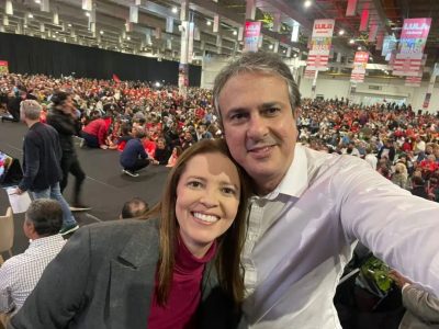 Janaína Farias ao lado de Camilo Santana durante evento de lançamento da pré-candidatura de Lula, em São Paulo. (Foto: reprodução/Instagram)