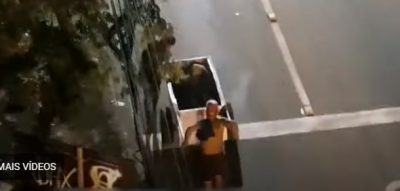 Dupla foi presa em flagrante por roubo de fios. (Foto: reprodução/vídeo)