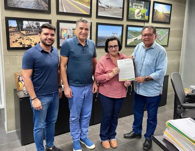 Prefeita de Canindé assina contrato de convênio para obras de pavimentação no município