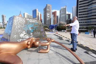 Prefeito de Fortaleza, José Sarto, realizou uma visita após a queda da estátua de Iracema. (Foto: reprodução/Instagram)