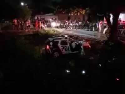 Uma viatura da PM caiu em um canal no bairro Tancredo Neves, em Fortaleza, durante perseguição policial. (Foto: reprodução/vídeo)