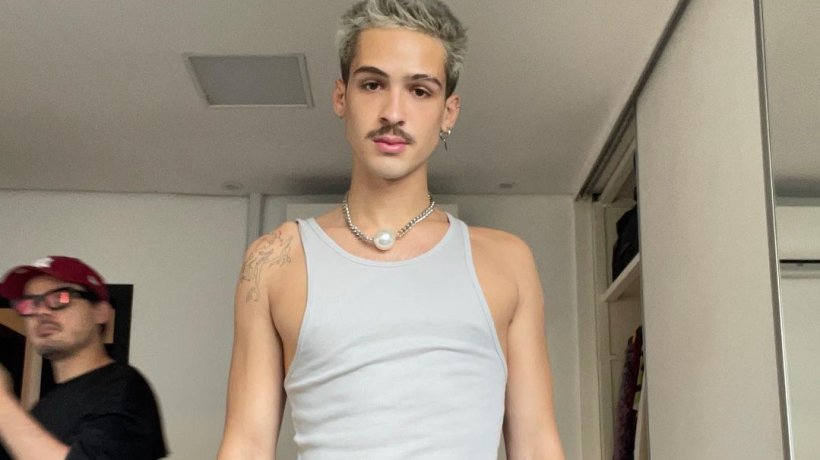 João Guilherme abaixa calça e mostra tatuagem no bumbum