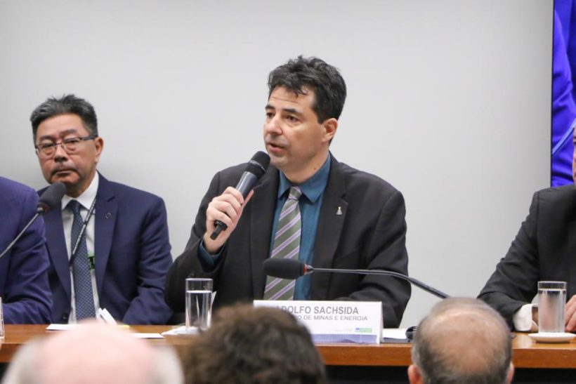 Ministro promete queda de mais de 20% na gasolina com corte de impostos