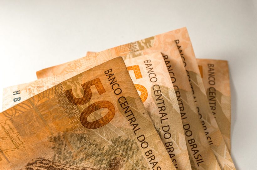 Bolsonaro inicia negociações para aumento do Auxílio Brasil de R$ 400 para R$ 600