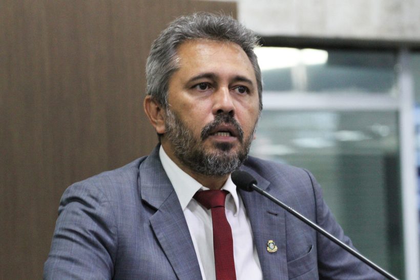 TRE-CE suspende propaganda de Elmano por descumprimento das dimensões da janela de Libras