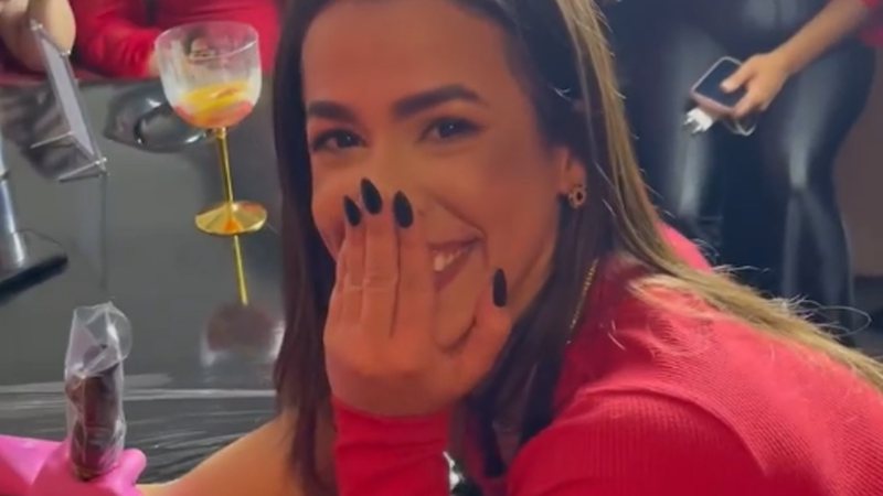 Larissa Tomásia, do BBB22, tatua a frase ‘fake news’ no braço