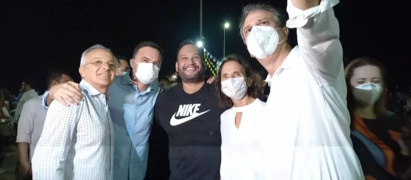 Camilo e Izolda prestigiam juntos festa de encerramento de Santo Antônio, em Barbalha