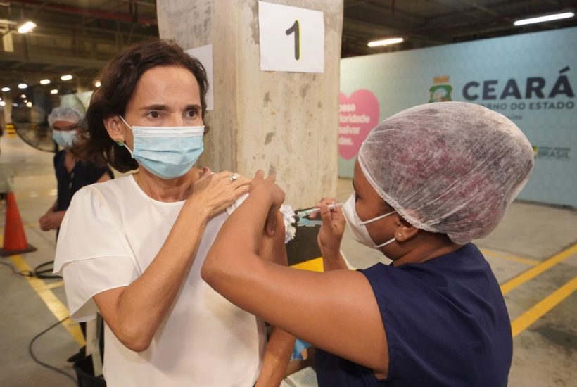 Izolda Cela recebe quarta dose da vacina contra a covid e reforça importância da imunização