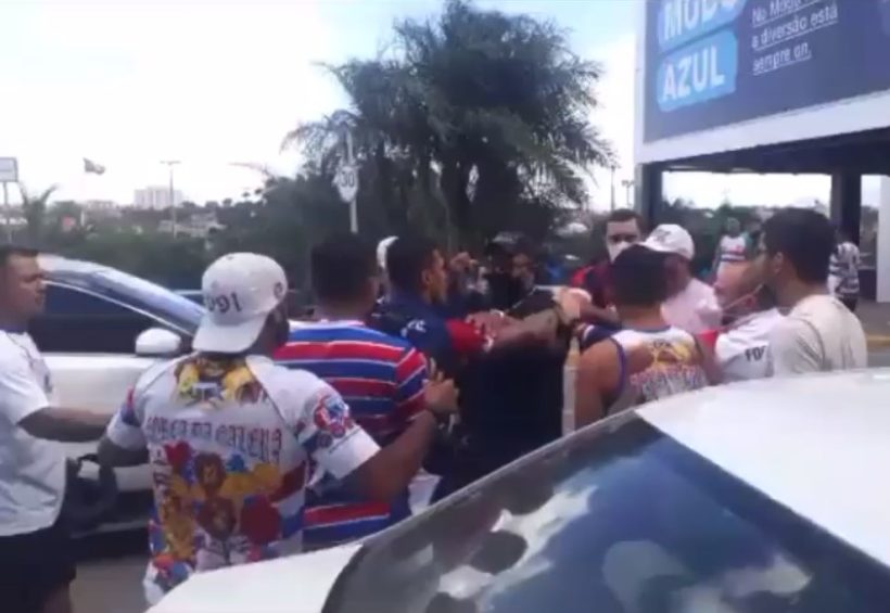 Atacante do Fortaleza é agredido por torcedores após desembarque da equipe na capital cearense