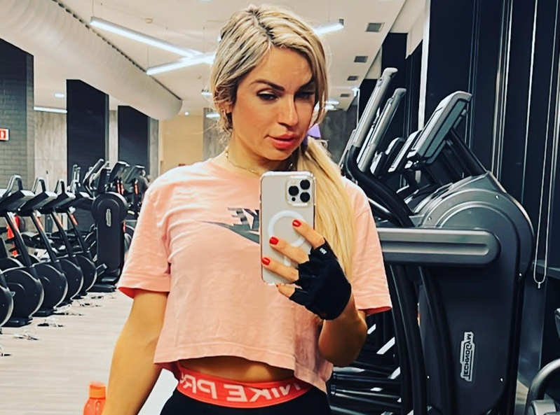 Brasileira é destaque em tabloide britânico ao revelar que ex via Schwarzenegger no seu joelho
