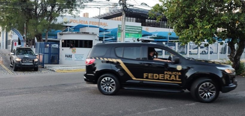 PF cumpre mandados contra tráfico internacional de drogas em porto no Ceará