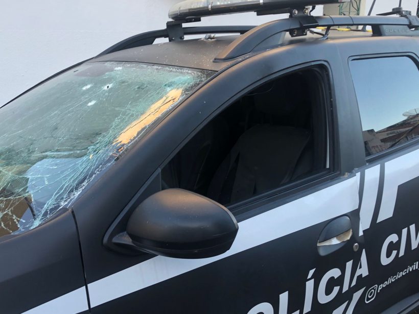 Viatura da Polícia Civil em Santa Quitéria é atacada em provável retaliação a morte de criminosos