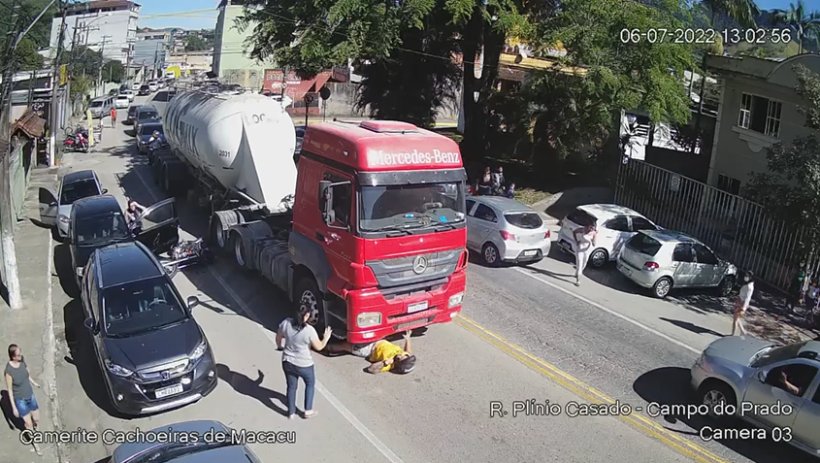 Motociclista é jogado para debaixo de caminhão, mas escapa de ser esmagado