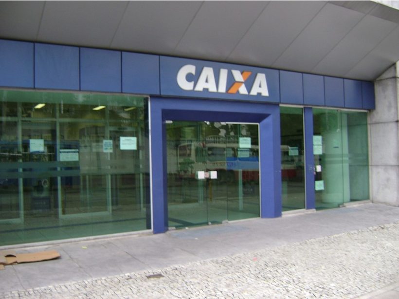 Cliente é atacada na saída do banco e joias de alto valor que seriam penhoradas são roubadas