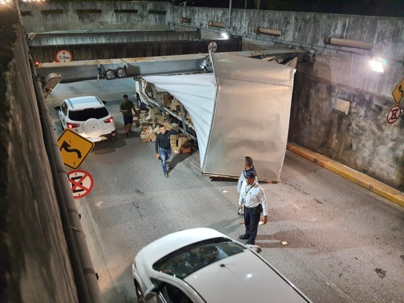 Caminhão colide contra entrada de carros em shopping de Fortaleza