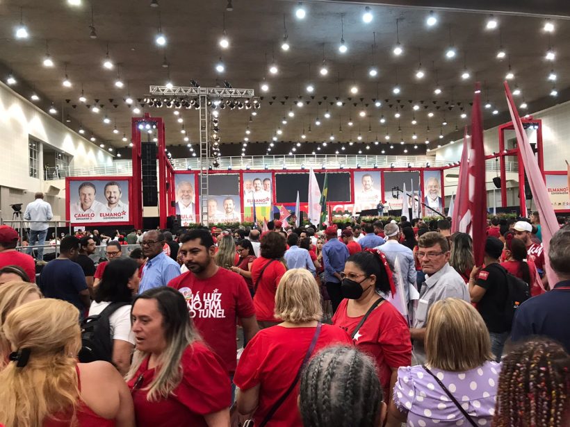 Apoiadores do PT lotam o Centro de Eventos para convenção que vai oficializar candidaturas de Elmano e Camilo