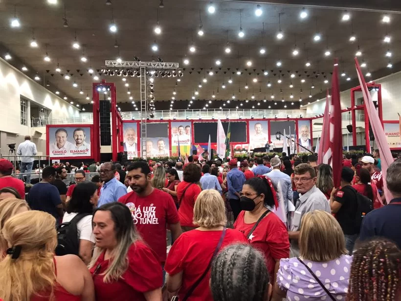 Apoiadores do PT lotam o Centro de Eventos para convenção que vai oficializar candidaturas de Elmano e Camilo