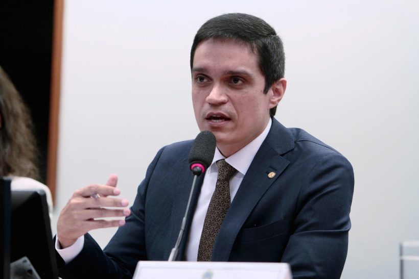 Denis Bezerra critica manifesto de membros do diretório do PSB e reafirma apoio a Roberto Cláudio