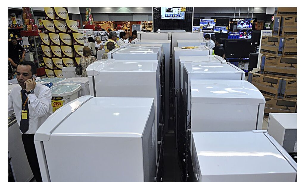 Programa de eficiência energética promove troca de geladeiras no Ceará