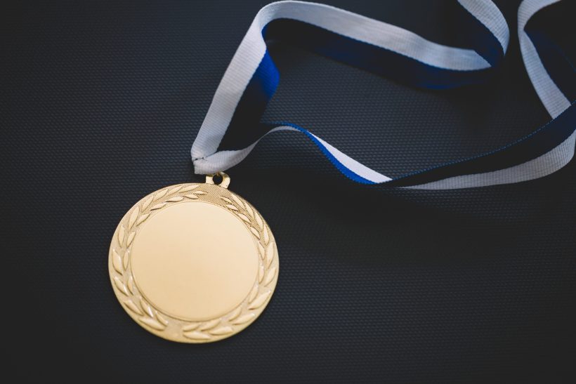 Câmara de Fortaleza aprova requerimento que concede medalha Boticário Ferreira para Izolda Cela