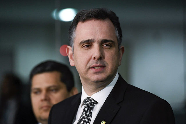 Rodrigo Pacheco vence a disputa contra Rogério Marinho e é reeleito para a presidência do Senado