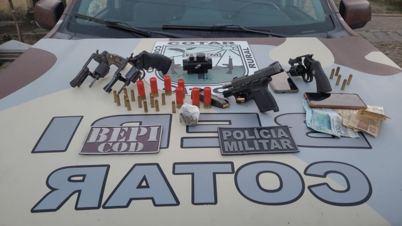 PMCE apreende quatro armas e captura trio suspeito de integrar grupo criminoso em Aracoiaba