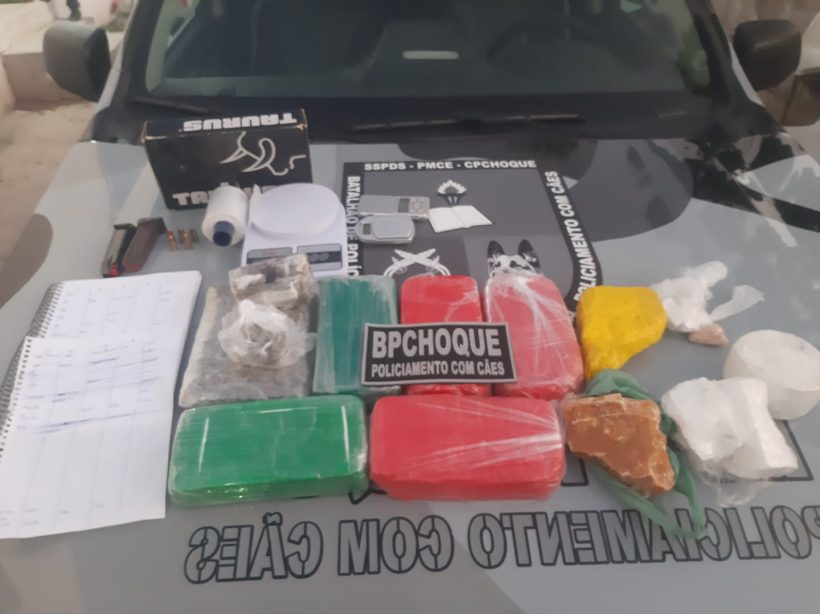 BPChoque da PMCE prende suspeito de tráfico e apreende 7,45 kg de drogas em Caucaia