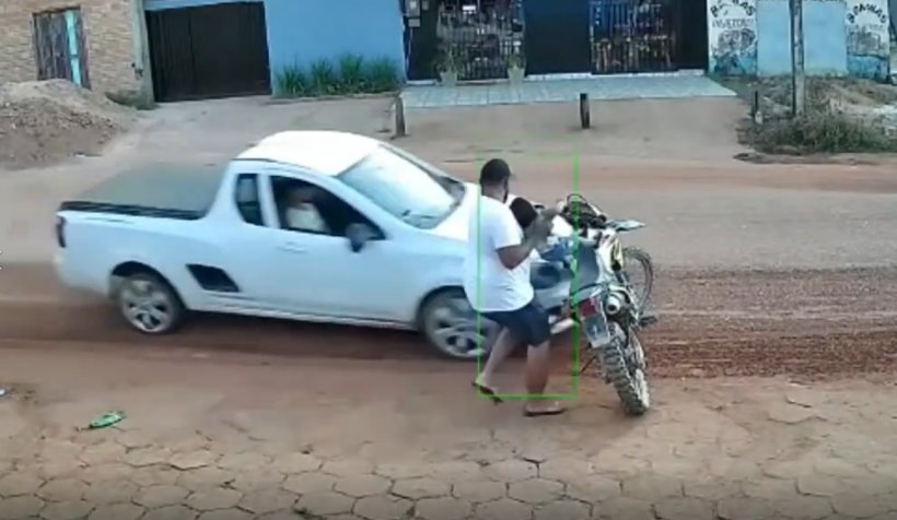 Pai salva filho de ser atingido por carro em alta velocidade, no Pará