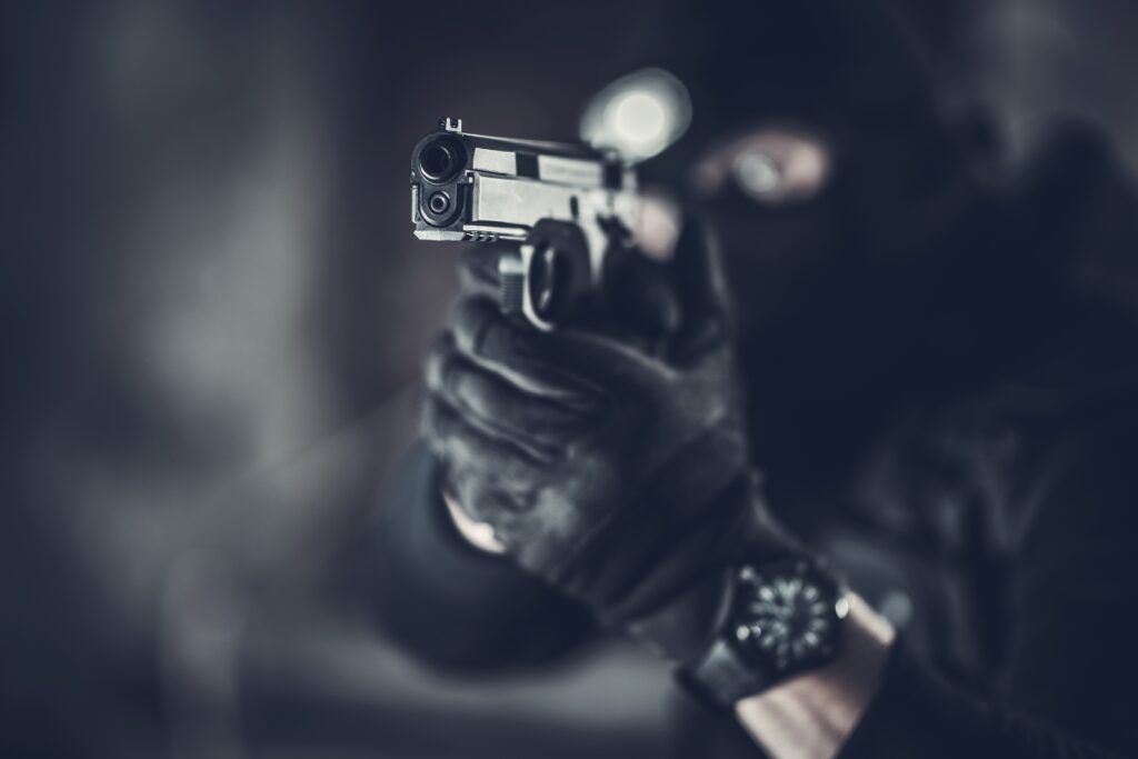 Counter Terrorist with Gun. Shallow Depth of Field Firearm Closeup Photo. Special Forces Theme. (Foto: banco de imagens)