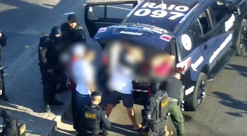 Quarteto é encontrado com drogas, arma e celulares em ação do CPRaio