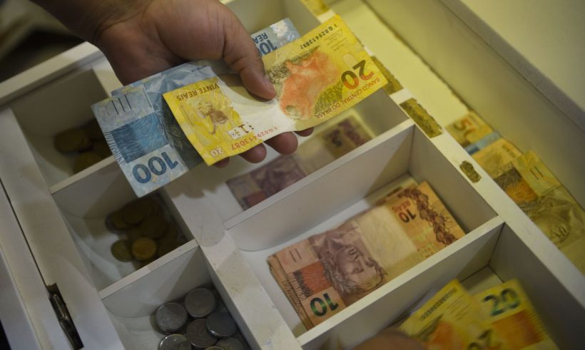Mais de 1 milhão de trabalhadores recebem abono salarial