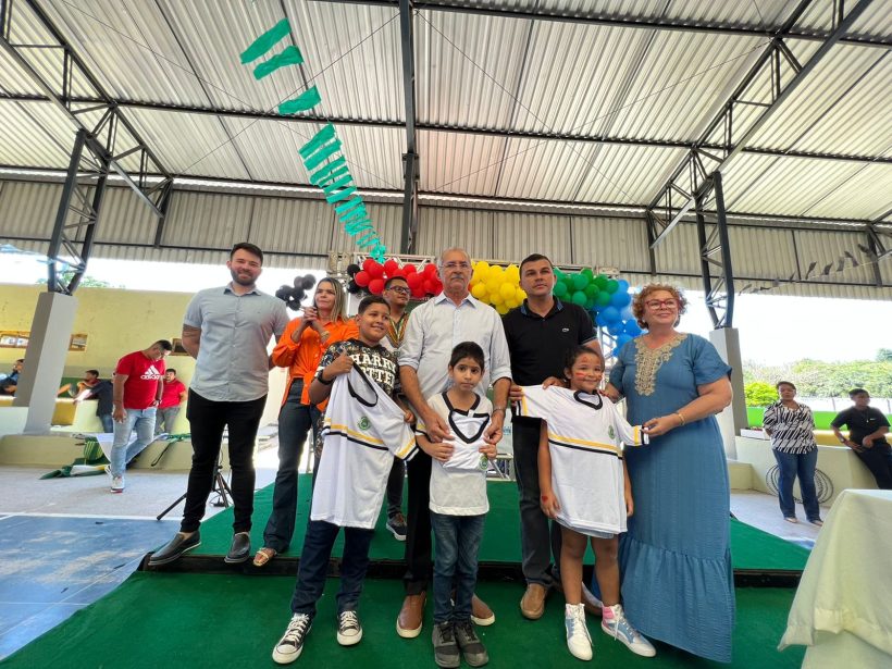 Prefeitura de Horizonte entrega novo fardamento escolar aos alunos da rede municipal