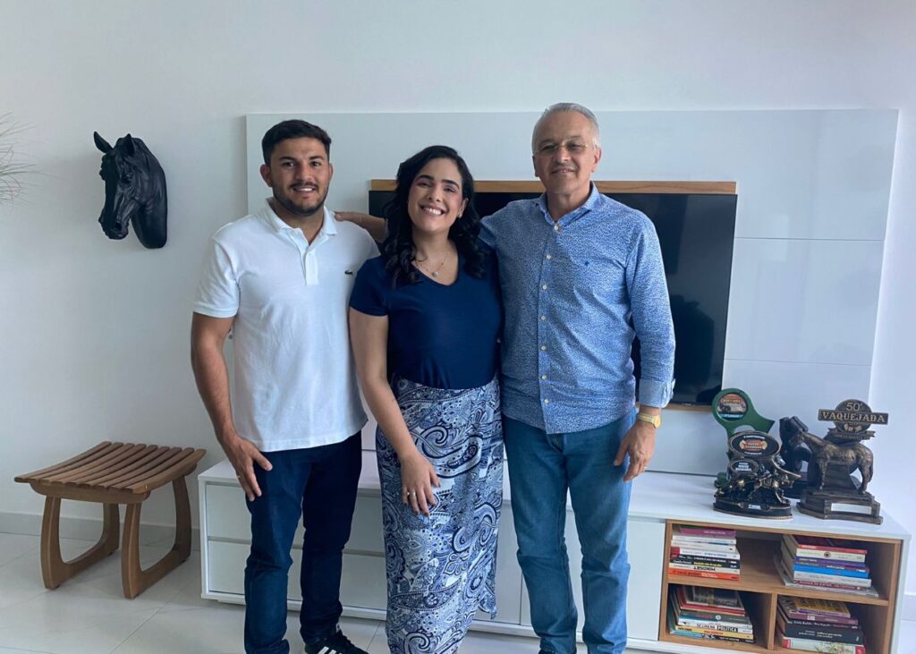 Giovanni Sampaio ao lado da prefeita de Jati, Mônica Mariano, e do esposo da gestora. (Foto: reprodução)