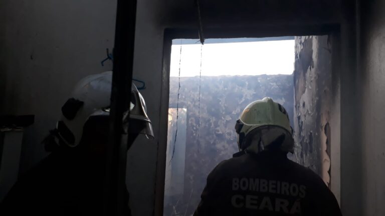 Homem ateia fogo na própria casa no bairro Vila União, em Fortaleza