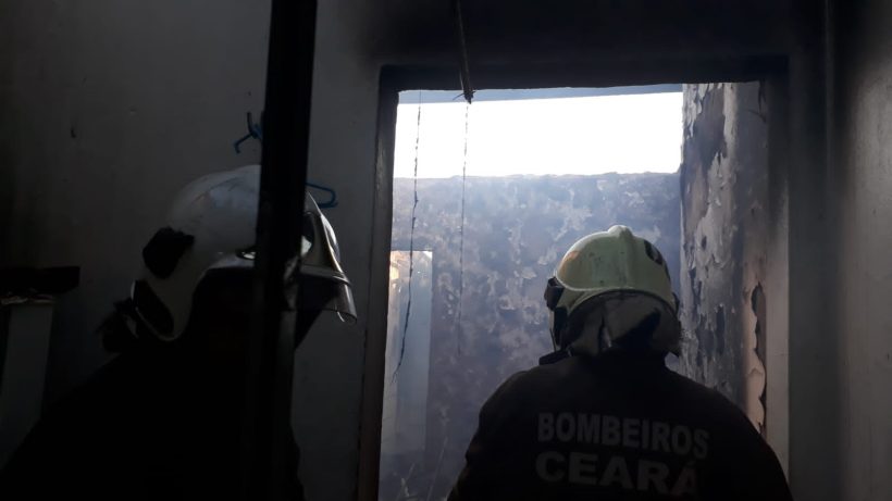 Homem ateia fogo na própria casa no bairro Vila União, em Fortaleza
