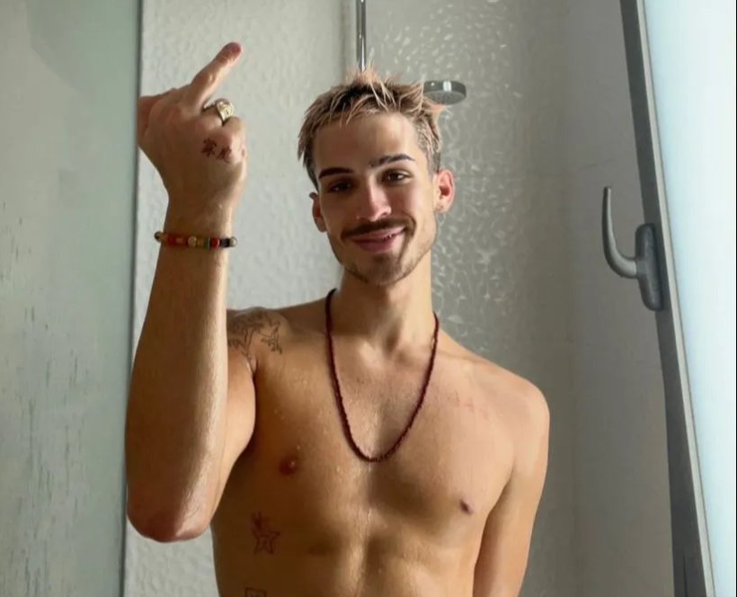 João Guilherme posa nu para responder fã